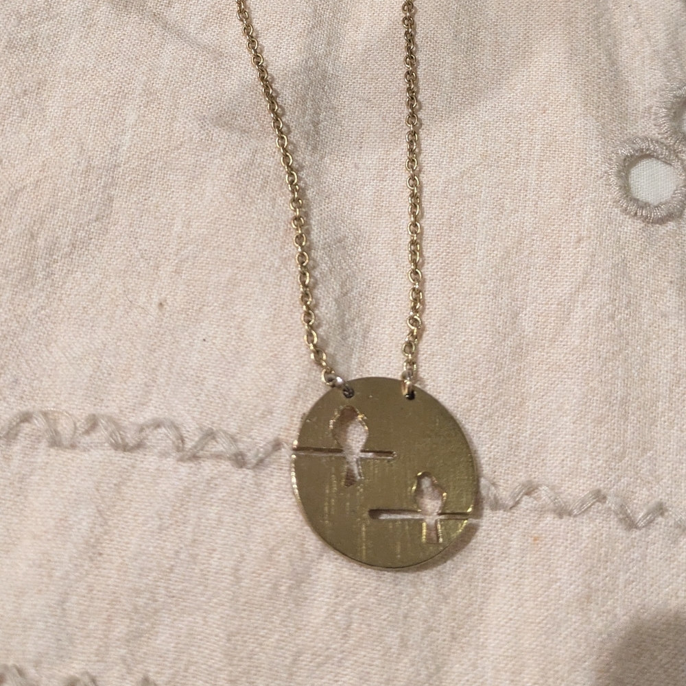 Elegant Gold Pendant Necklace